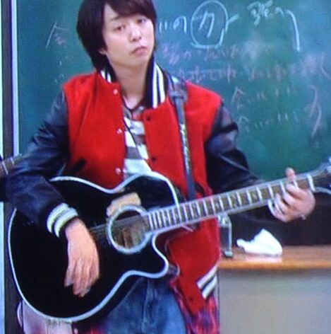 櫻井翔のギターしている写真