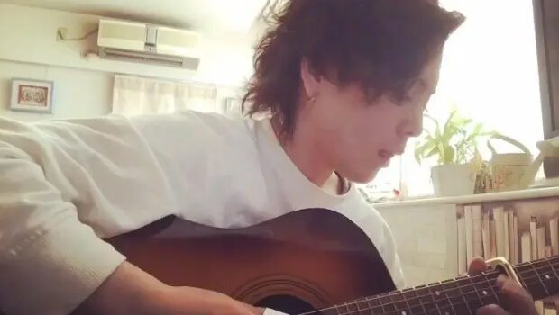 ギターを弾く優里さんの写真