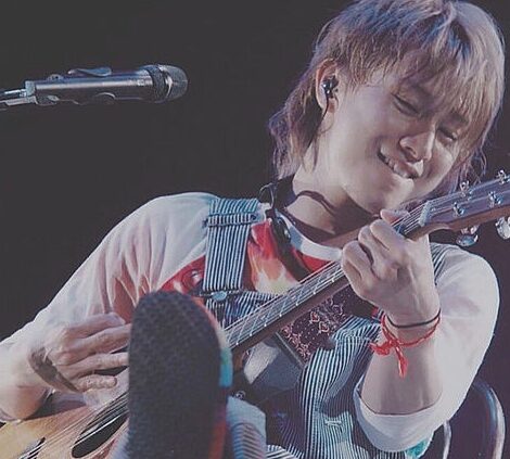 安田章大がギターを持っている写真